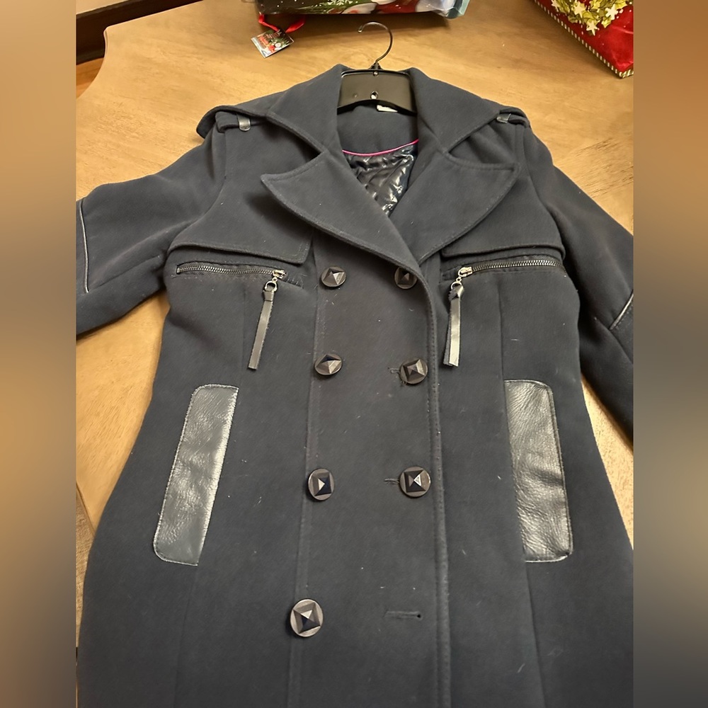 Medium navy blue pea coat. No rips, great condition!